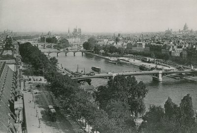 Perspective sur la Seine, vue prise du Pavillon de Flore (fotogravure) door French Photographer